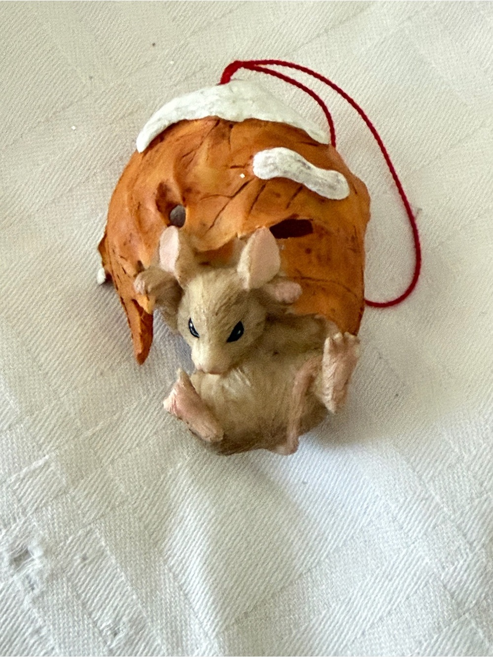 Charming tails, Decorative Hanging Hideout in “Parachute”